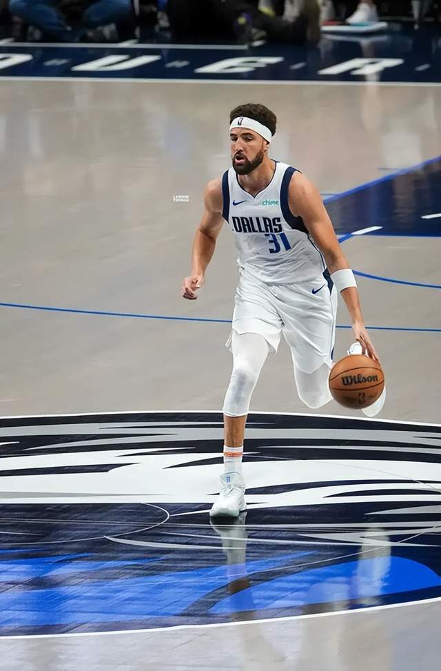 九游体育app-夺冠引发热议！，穆雷在湖人比赛中出色发挥全场沸腾不已(佩雷兹夺冠视频完整版)