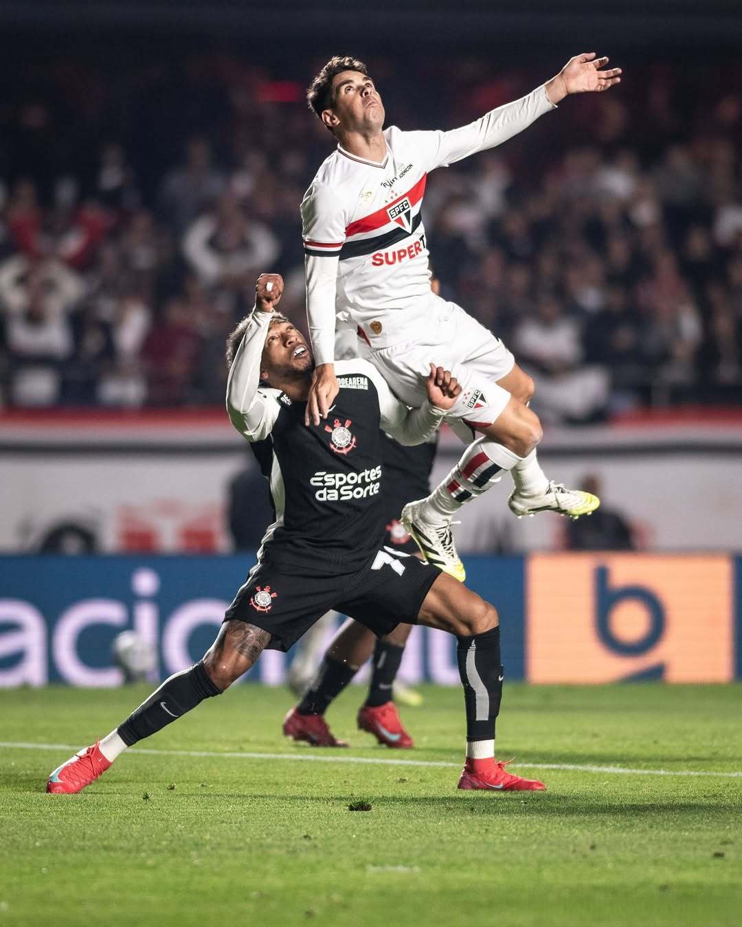 九游娱乐官网-包含塞维利亚防线松动法兰克福围绕意甲造点机会，皇家马德里伤情更新瞬间刷屏的词条